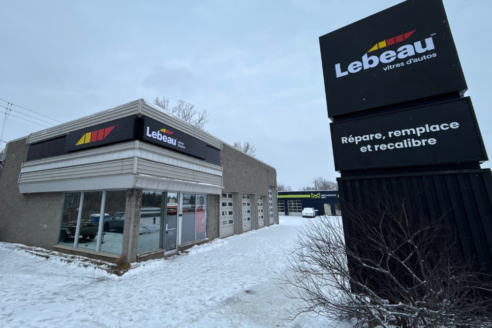 Photo de jour vue en perspective enseignes murales et pylone