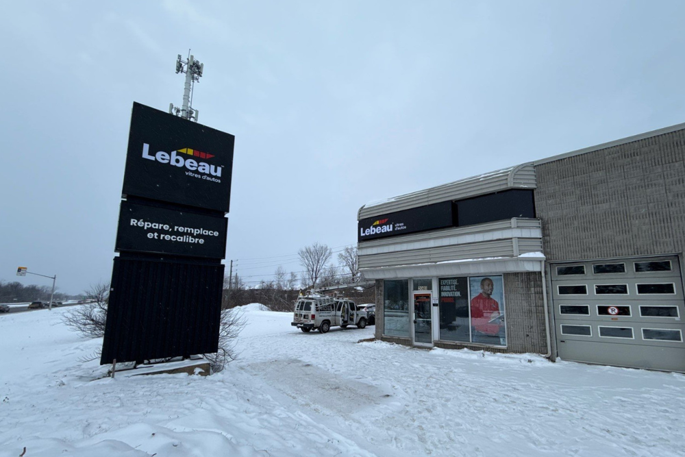 Photo de jour vue en perspective enseignes murales et pylone