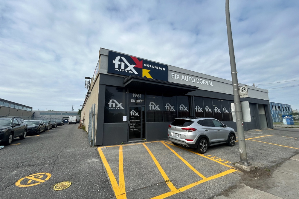 Photo de jour vue en perspective enseigne exterieure murale