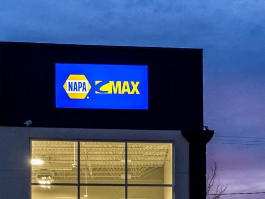 Photo de soir vue rapprochee enseigne murale