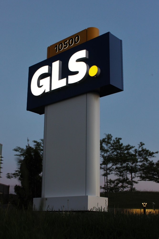 Photo de soir enseigne detachee lumineuse