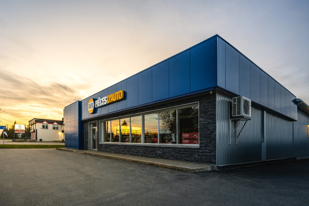 Photo en perspective du batiment et enseigne murale