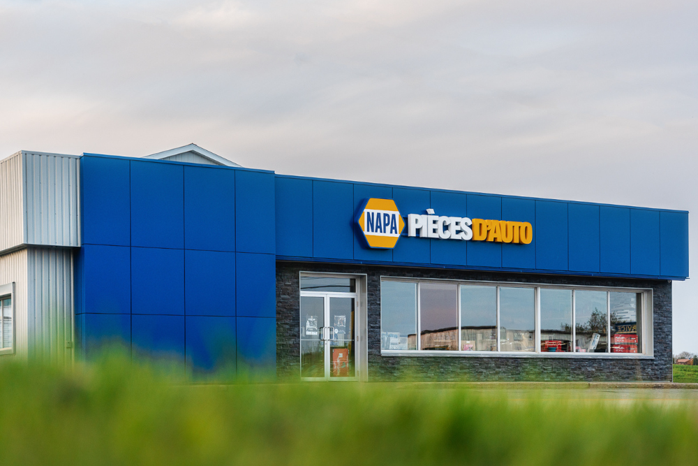 Photo de la facade du batiment et gazon