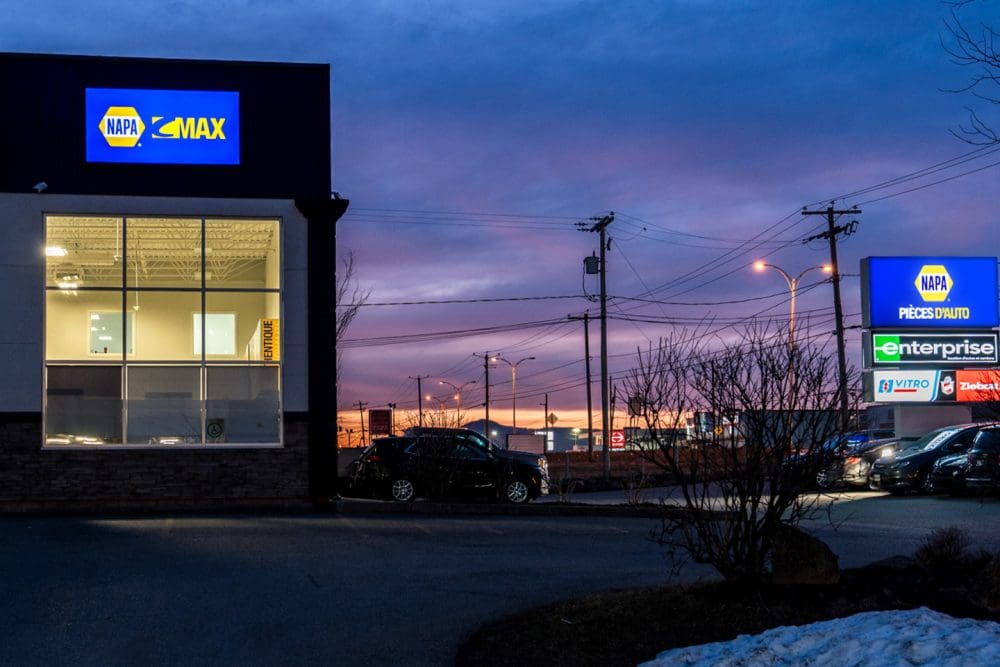 Photo de soir vue eloignee enseigne murale