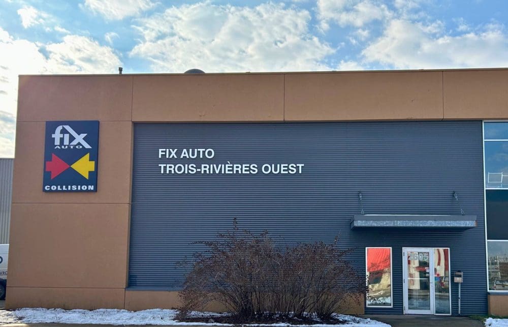 Photo de jour vue de face enseignes murale exterieures