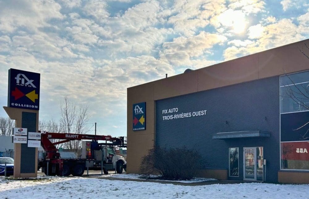 Photo de jour vue des trois enseignes exterieures