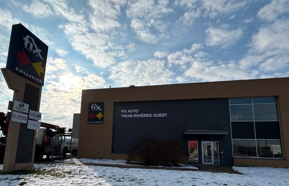 Photo de jour en perspective vue enseignes murales et pylone