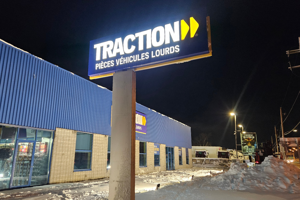 Photo de soir enseigne illuminee pylone