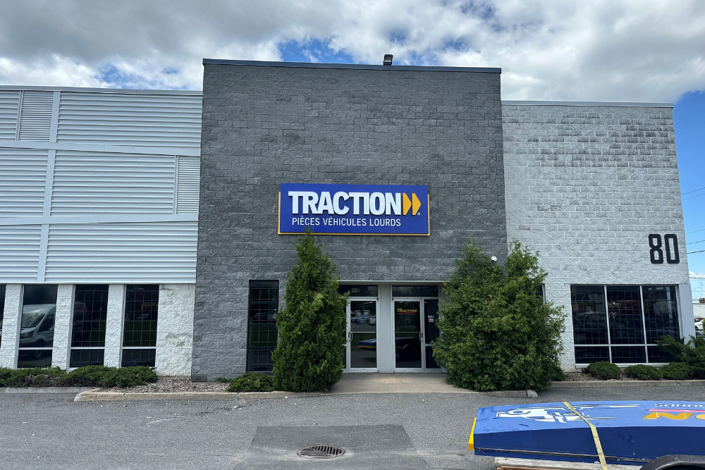 Photo de jour vue de face en été de l'enseigne murale