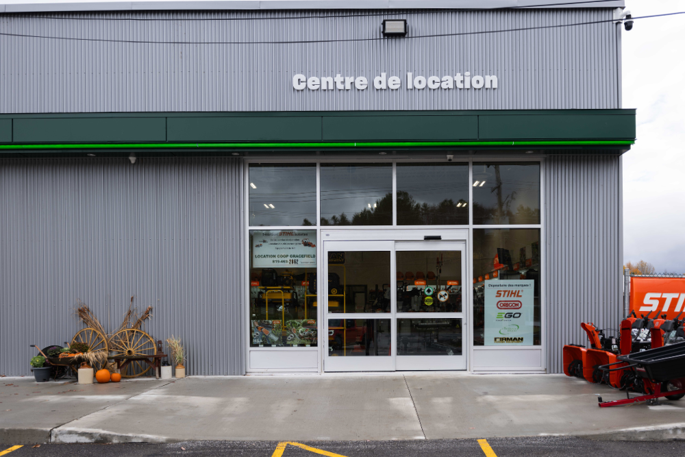 Photo de jour vue de face Centre de location et bande lumineuse