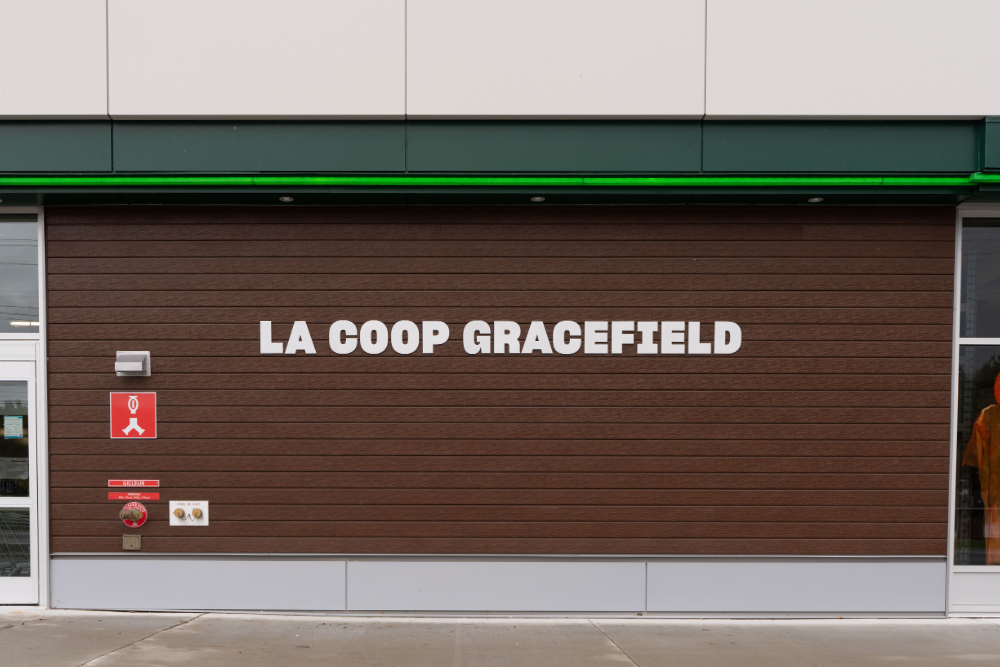Photo de jour vue de face LA COOP GRACEFIELD et bande lumineuse