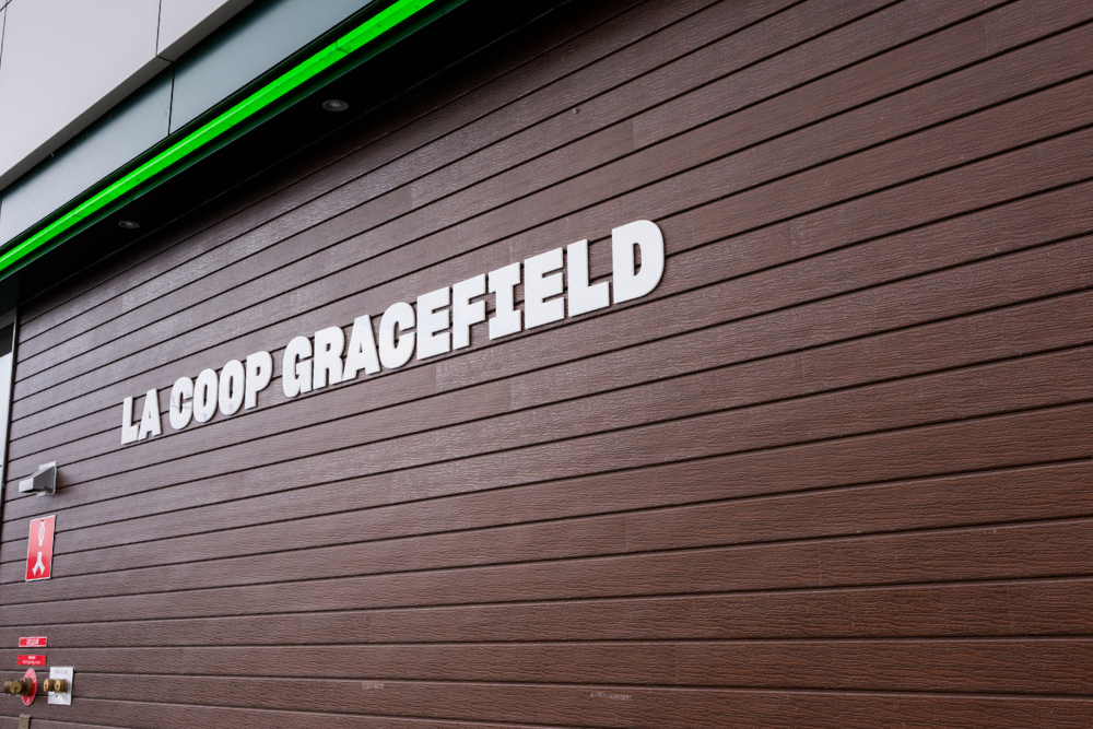 Photo de jour vue de face LA COOP GRACEFIELD et bande lumineuse