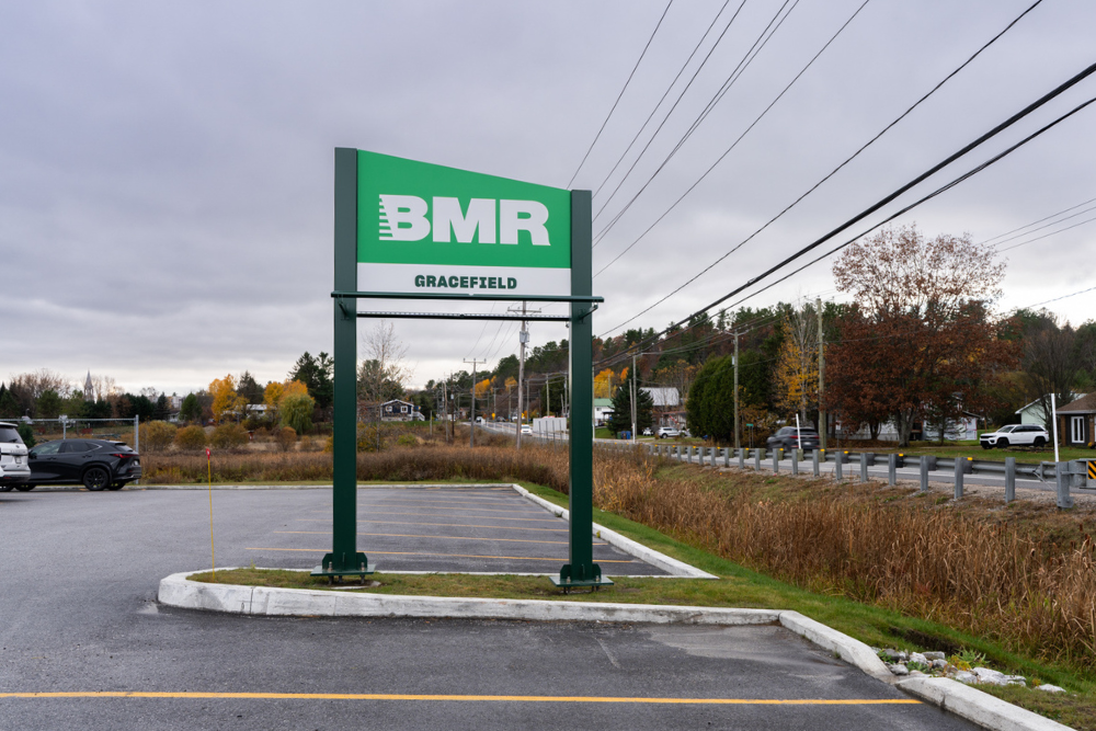 Photo de jour vue de face enseigne pylone