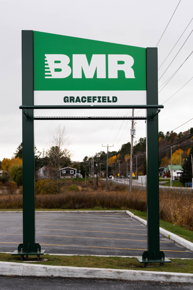 Photo de jour vue de face enseigne pylone