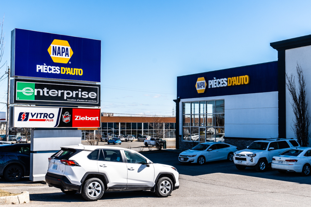 Photo de jour vue en perspective des enseignes