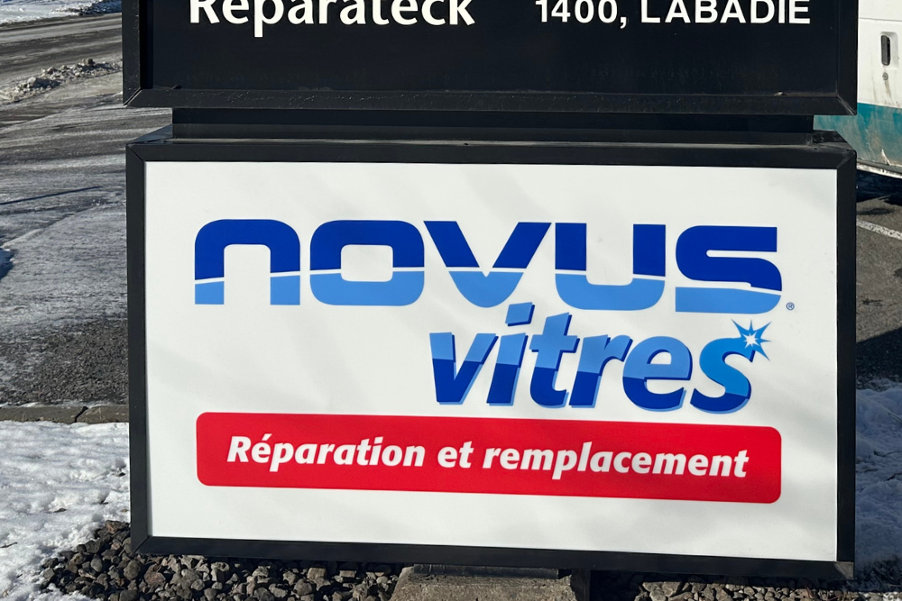 Photo rapprochee enseigne exterieure detachee